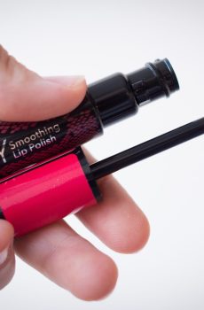 Očaraj z nežnim rožnatim sijajem, ki poudari tvojo naravno lepoto. Fiby Pink Gloss ustnicam podari čudovit lesk, jih vizualno poudari in pusti prijeten, nelepljiv občutek. Popolna izbira za svež in ženstven videz – vsak dan